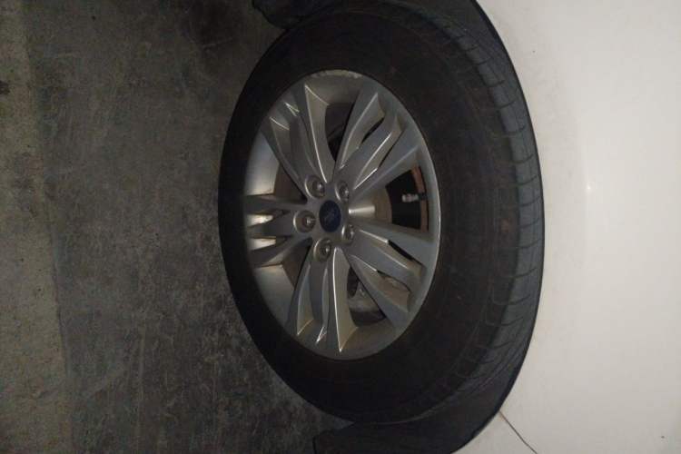 Used Ford Focus 2012 Sedan 1.6L Manual Comfort Model Right Front Wheel Hub