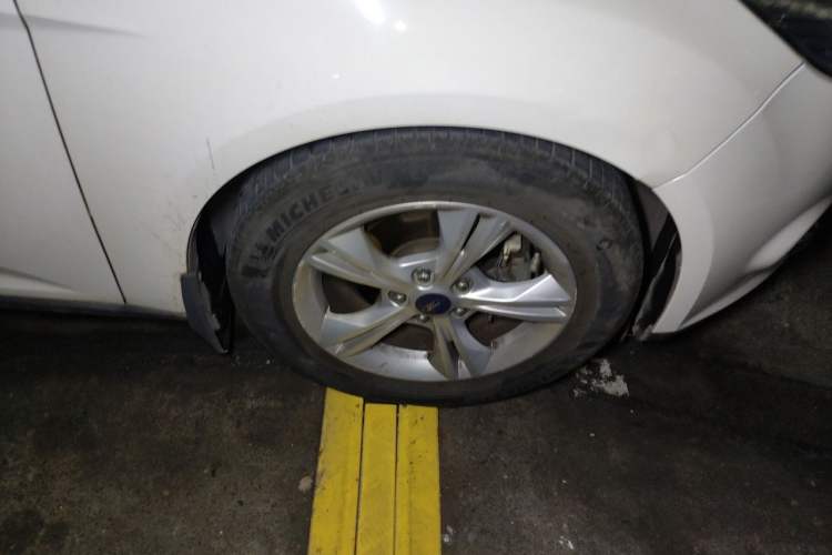 Used Ford Focus 2012 Hatchback 1.6L Automatic Fashion Edition Right Front Wheel Hub