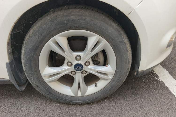 Used Ford Focus 2012 Sedan 1.6L Automatic Fashion Edition Right Front Wheel Hub