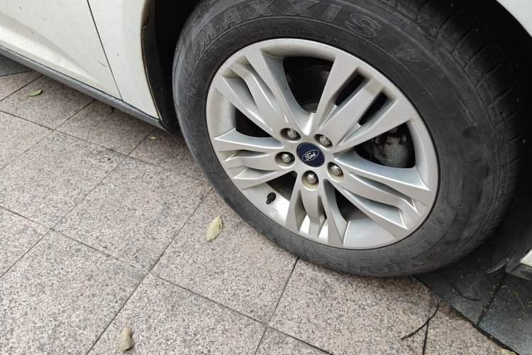 Used Ford Focus 2012 Sedan 1.6L Automatic Comfort Model Right Front Wheel Hub