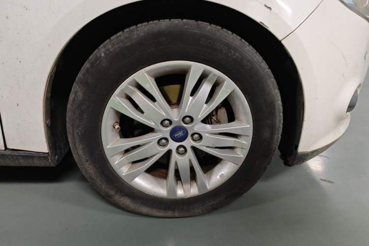 Used Ford Focus 2012 Sedan 1.6L Automatic Comfort Model Right Front Wheel Hub