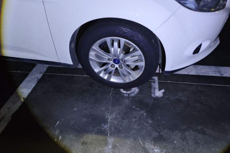 Used Ford Focus 2012 Sedan 1.6L Automatic Comfort Model Right Front Wheel Hub