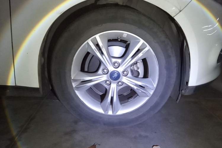 Used Ford Focus 2012 Hatchback 1.6L Automatic Fashion Edition Right Front Wheel Hub
