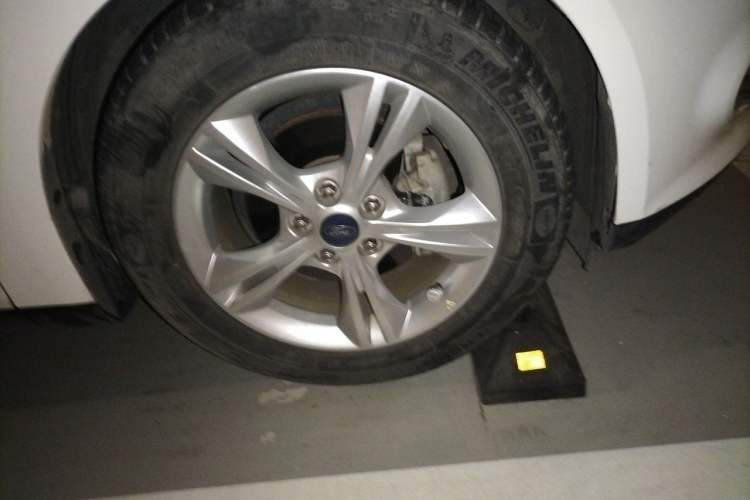 Used Ford Focus 2012 Hatchback 1.6L Automatic Fashion Edition Right Front Wheel Hub