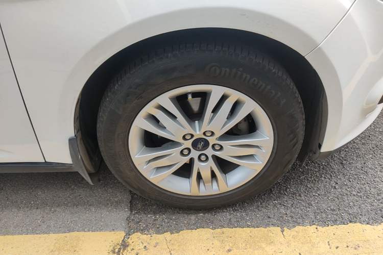 Used Ford Focus 2012 Sedan 1.6L Manual Comfort Model Right Front Wheel Hub