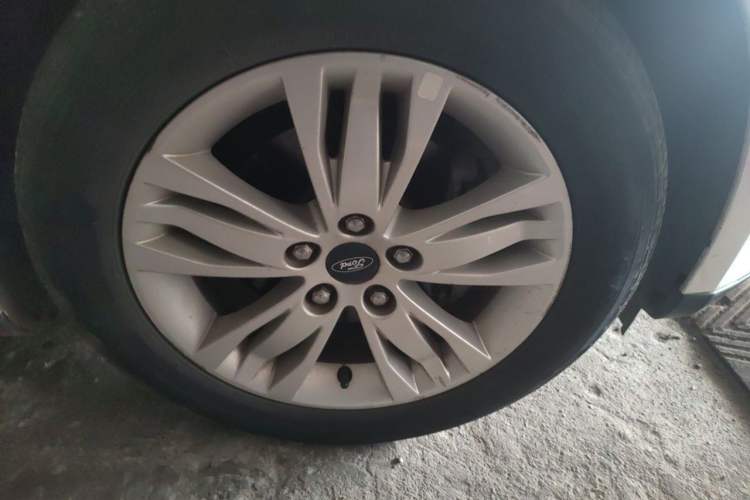 Used Ford Focus 2012 Sedan 1.6L Automatic Comfort Model Right Front Wheel Hub