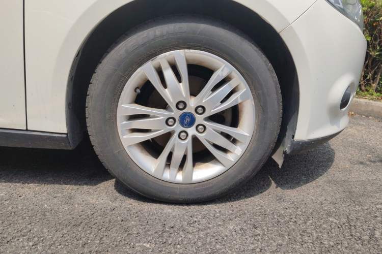 Used Ford Focus 2012 Hatchback 1.6L Automatic Comfort Model Right Front Wheel Hub