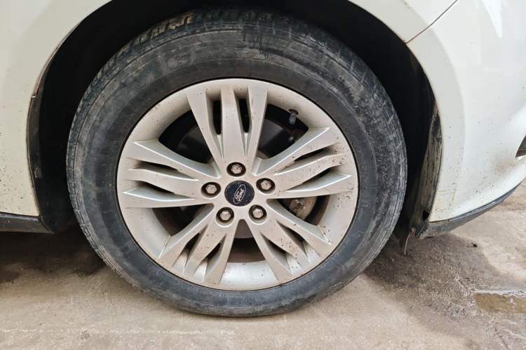 Used Ford Focus 2012 Sedan 1.6L Automatic Comfort Model Right Front Wheel Hub