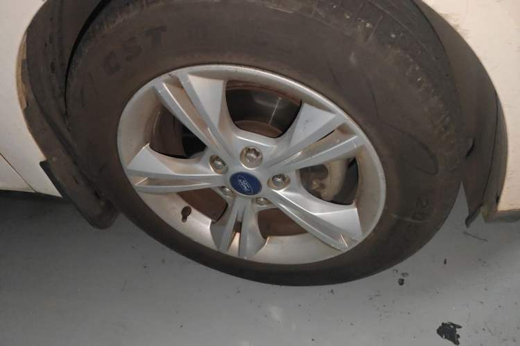 Used Ford Focus 2012 Hatchback 1.6L Automatic Fashion Edition Right Front Wheel Hub