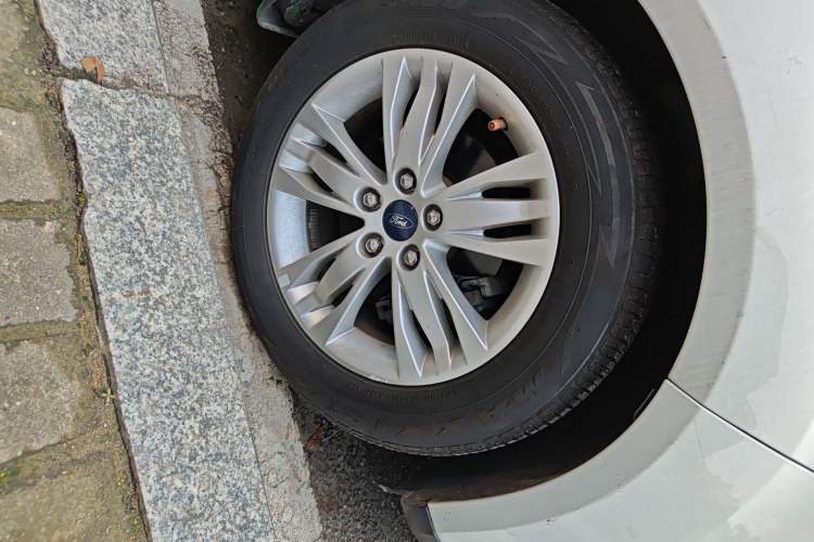 Used Ford Focus 2012 Sedan 1.6L Automatic Comfort Model Right Front Wheel Hub