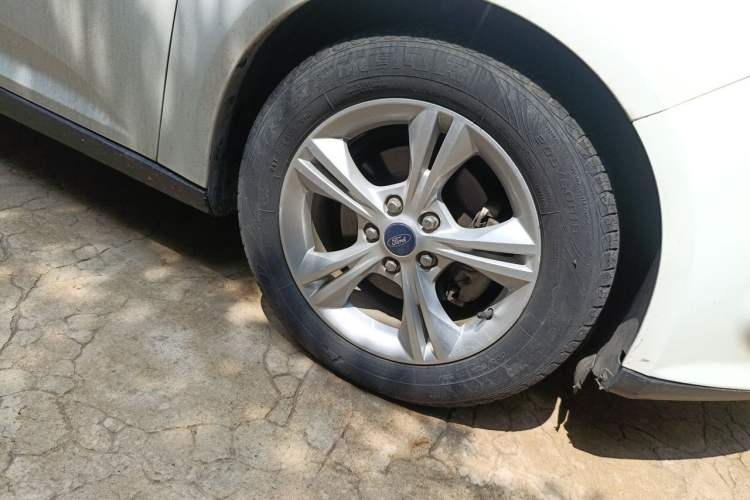 Used Ford Focus 2012 Sedan 1.6L Automatic Fashion Edition Right Front Wheel Hub