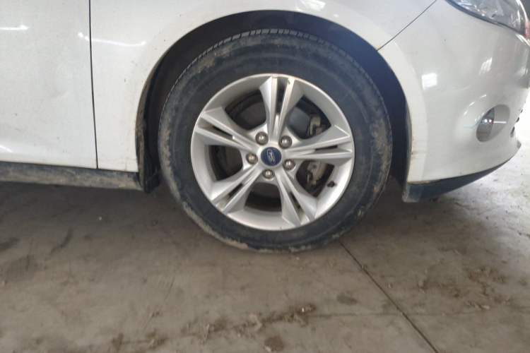 Used Ford Focus 2012 Hatchback 1.6L Automatic Fashion Edition Right Front Wheel Hub