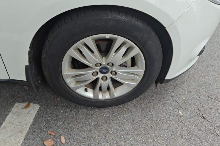 Used Ford Focus 2012 Sedan 1.6L Automatic Comfort Model Right Front Wheel Hub
