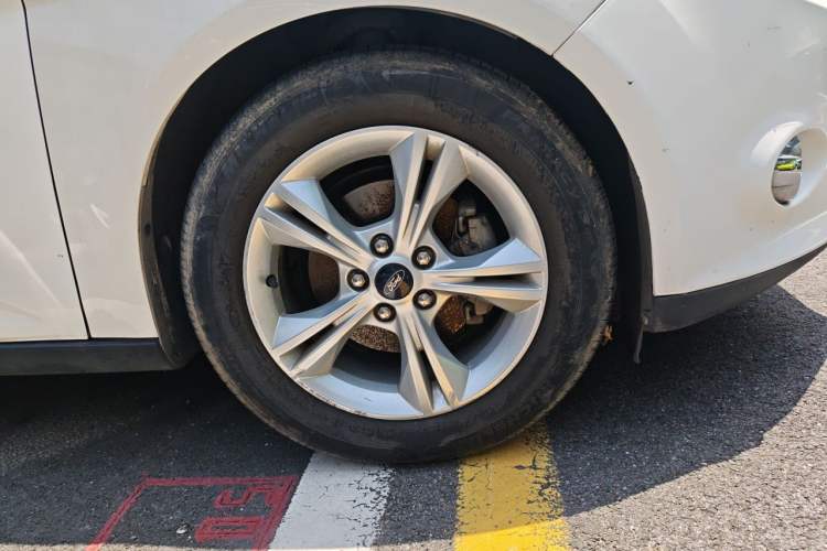 Used Ford Focus 2012 Sedan 1.6L Automatic Fashion Edition Right Front Wheel Hub