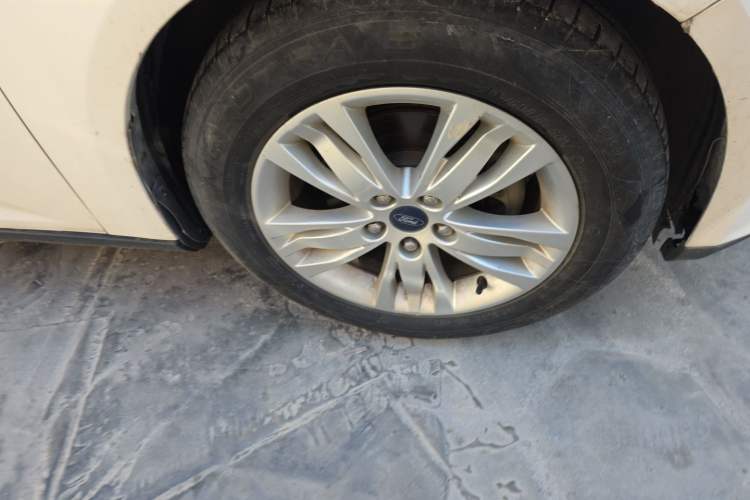 Used Ford Focus 2012 Sedan 1.6L Manual Comfort Model Right Front Wheel Hub