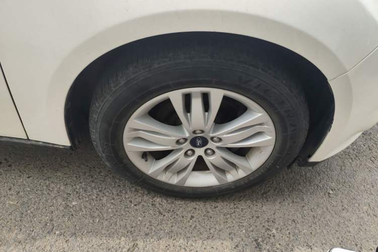 Used Ford Focus 2012 Sedan 1.6L Automatic Comfort Model Right Front Wheel Hub