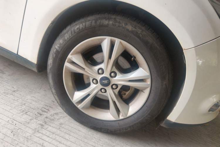 Used Ford Focus 2012 Hatchback 1.6L Automatic Fashion Edition Right Front Wheel Hub