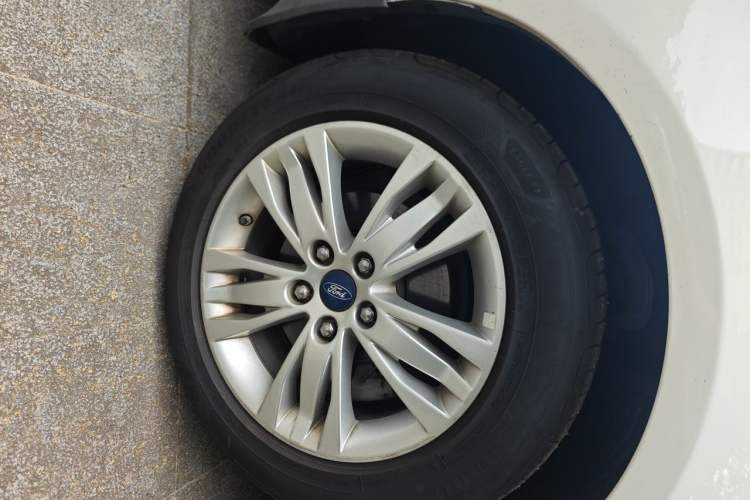 Used Ford Focus 2012 Sedan 1.6L Automatic Comfort Model Right Front Wheel Hub