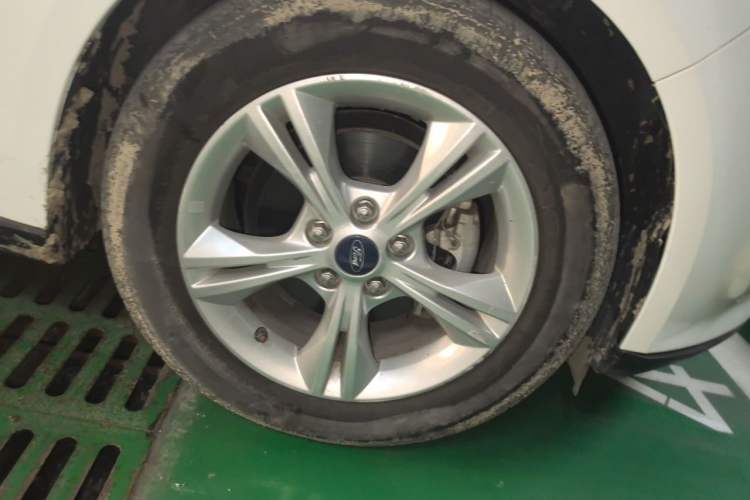 Used Ford Focus 2012 Sedan 1.6L Automatic Fashion Edition Right Front Wheel Hub
