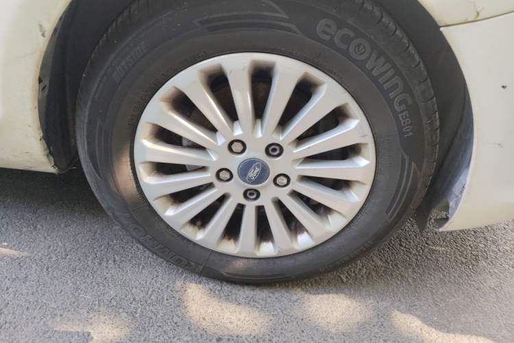 Used Ford Focus 2012 Hatchback Classic 1.8L Manual Fashion Edition Right Front Wheel Hub
