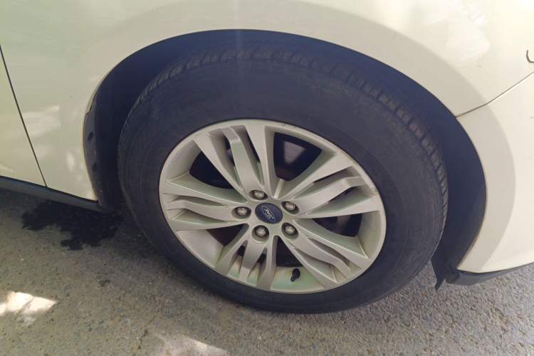 Used Ford Focus 2012 Sedan 1.6L Automatic Comfort Model Right Front Wheel Hub