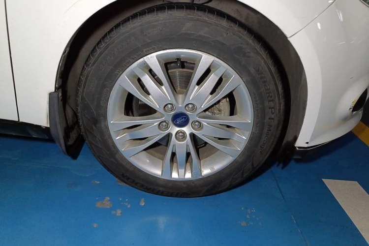 Used Ford Focus 2012 Sedan 1.6L Automatic Comfort Model Right Front Wheel Hub
