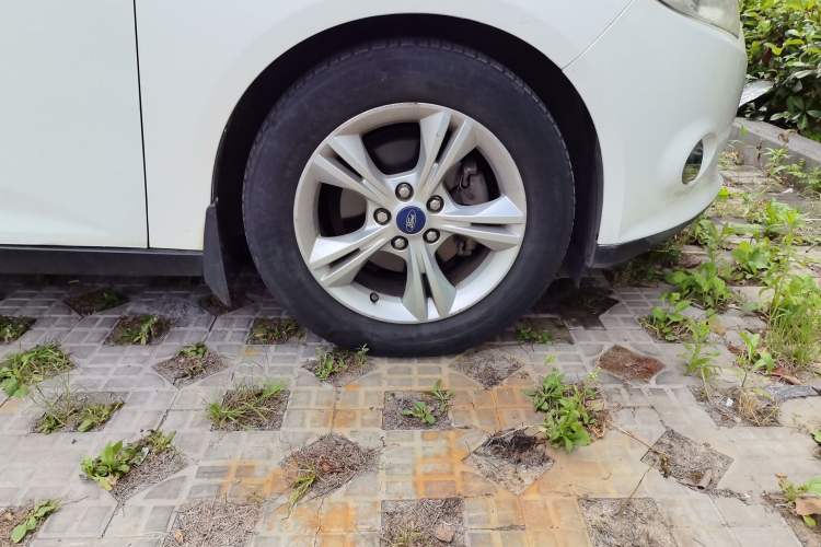 Used Ford Focus 2012 Sedan 1.6L Automatic Fashion Edition Right Front Wheel Hub