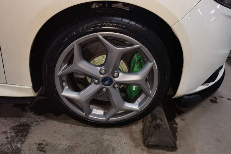 Used Ford Focus 2012 Hatchback 2.0L Automatic Luxury Sport Model Right Front Wheel Hub