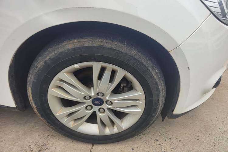 Used Ford Focus 2012 Sedan 1.6L Automatic Comfort Model Right Front Wheel Hub