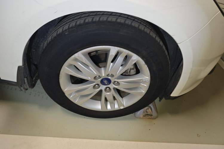 Used Ford Focus 2012 Hatchback 1.6L Automatic Comfort Model Right Front Wheel Hub