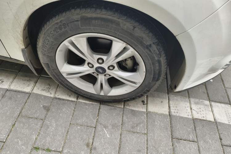 Used Ford Focus 2012 Hatchback 1.6L Automatic Fashion Edition Right Front Wheel Hub