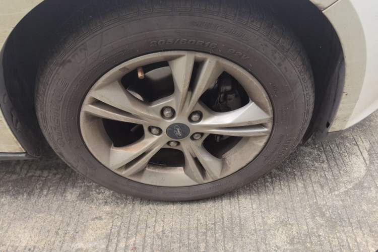 Used Ford Focus 2012 Sedan 1.6L Manual Fashion Edition Right Front Wheel Hub