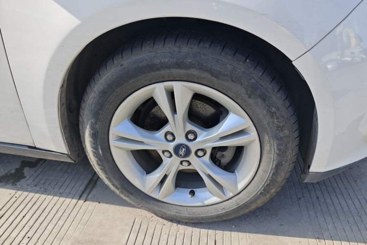 Used Ford Focus 2012 Sedan 1.6L Automatic Fashion Edition Right Front Wheel Hub