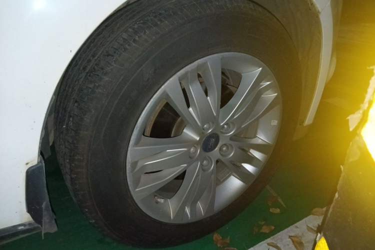 Used Ford Focus 2012 Sedan 1.6L Automatic Comfort Model Right Front Wheel Hub