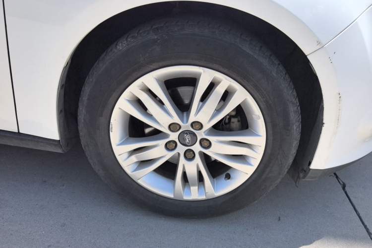 Used Ford Focus 2012 Sedan 1.6L Automatic Comfort Model Right Front Wheel Hub