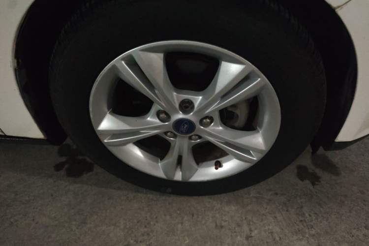 Used Ford Focus 2012 Sedan 1.6L Manual Fashion Edition Right Front Wheel Hub