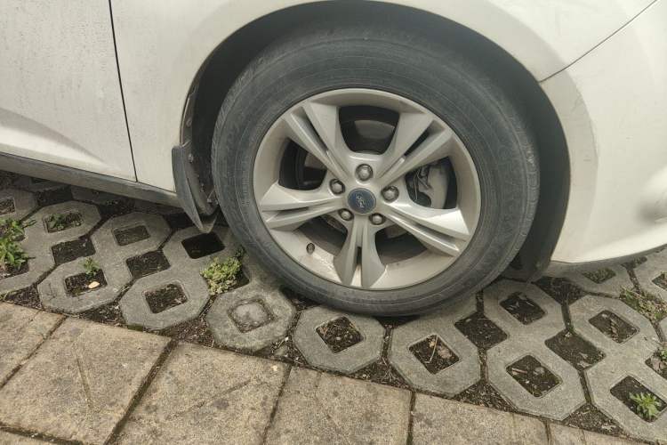 Used Ford Focus 2012 Hatchback 1.6L Automatic Fashion Edition Right Front Wheel Hub