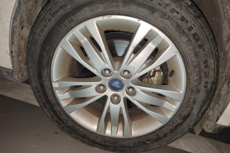 Used Ford Focus 2012 Sedan 1.6L Automatic Comfort Model Right Front Wheel Hub