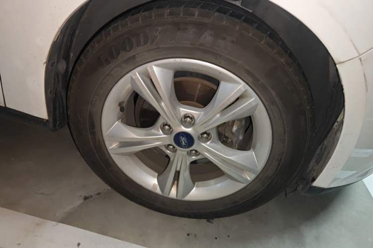 Used Ford Focus 2012 Sedan 1.6L Manual Fashion Edition Right Front Wheel Hub