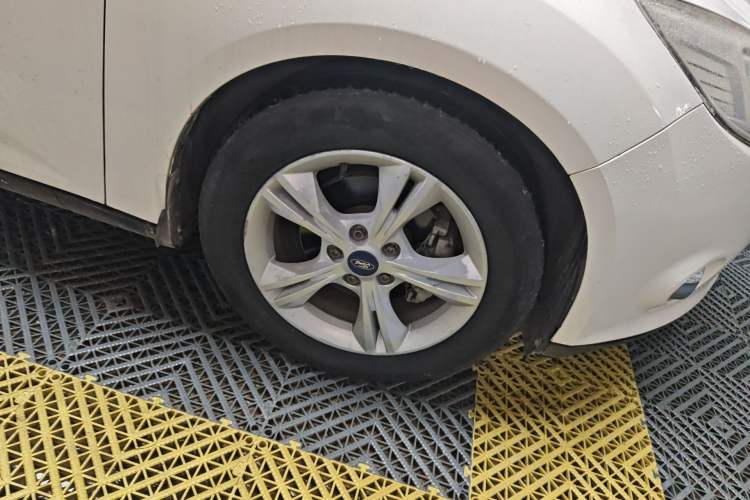 Used Ford Focus 2012 Sedan 1.6L Automatic Fashion Edition Right Front Wheel Hub