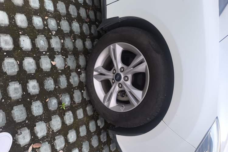 Used Ford Focus 2012 Sedan 1.6L Automatic Fashion Edition Right Front Wheel Hub