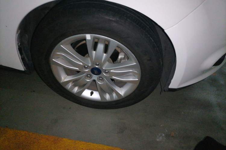 Used Ford Focus 2012 Sedan 1.6L Automatic Comfort Model Right Front Wheel Hub