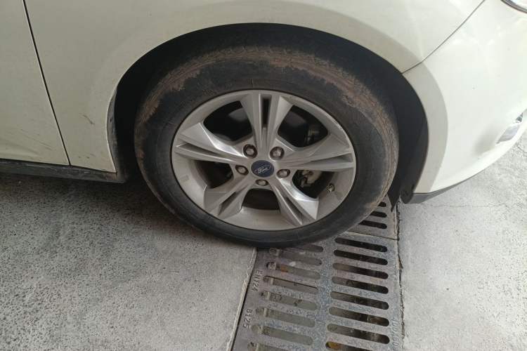 Used Ford Focus 2012 Sedan 1.6L Automatic Fashion Edition Right Front Wheel Hub