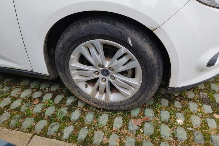 Used Ford Focus 2012 Sedan 1.6L Automatic Comfort Model Right Front Wheel Hub