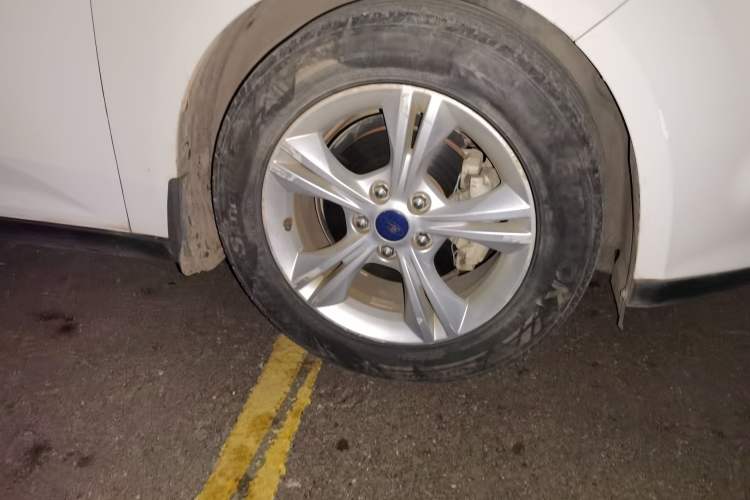 Used Ford Focus 2012 Sedan 1.6L Automatic Fashion Edition Right Front Wheel Hub