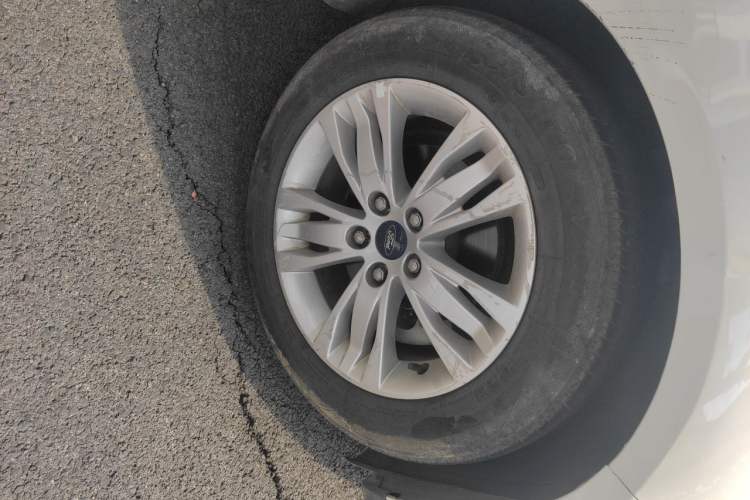 Used Ford Focus 2012 Sedan 1.6L Automatic Comfort Model Right Front Wheel Hub