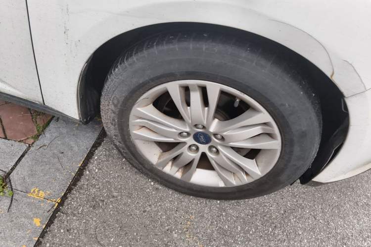 Used Ford Focus 2012 Sedan 1.6L Automatic Comfort Model Right Front Wheel Hub
