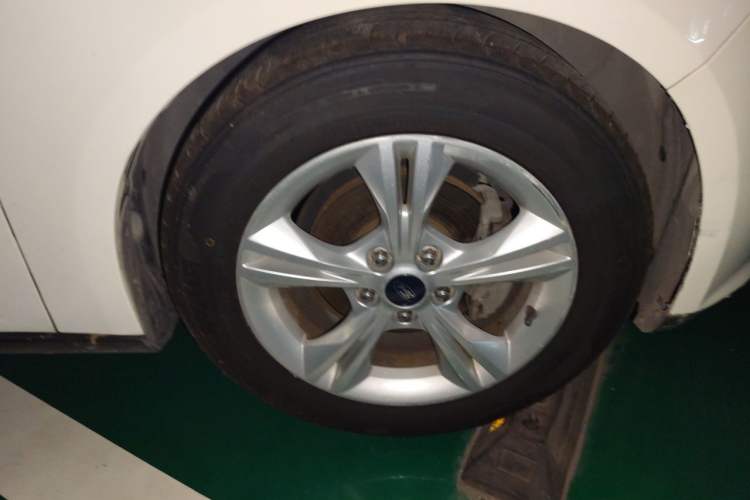 Used Ford Focus 2012 Hatchback 1.6L Automatic Fashion Edition Right Front Wheel Hub