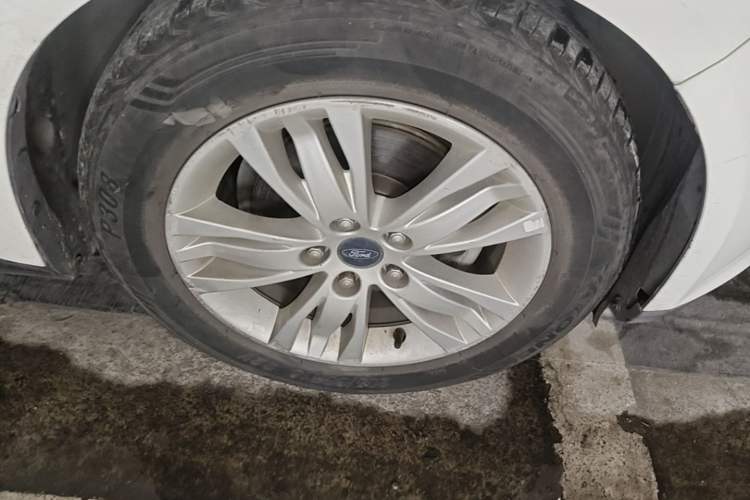 Used Ford Focus 2012 Hatchback 1.6L Automatic Comfort Model Right Front Wheel Hub