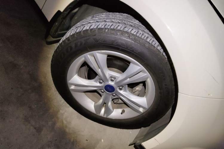 Used Ford Focus 2012 Sedan 1.6L Automatic Fashion Edition Right Front Wheel Hub